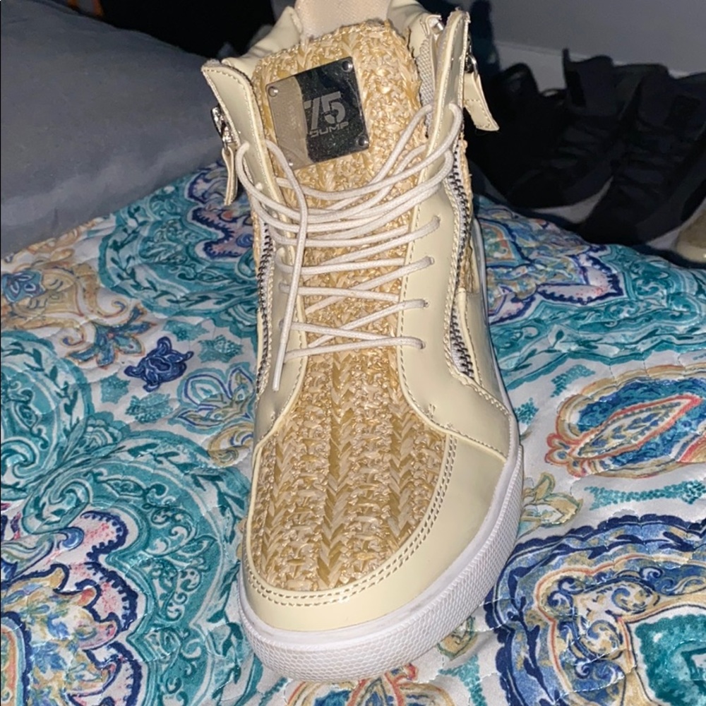 Shoe - Picture 2 of 4